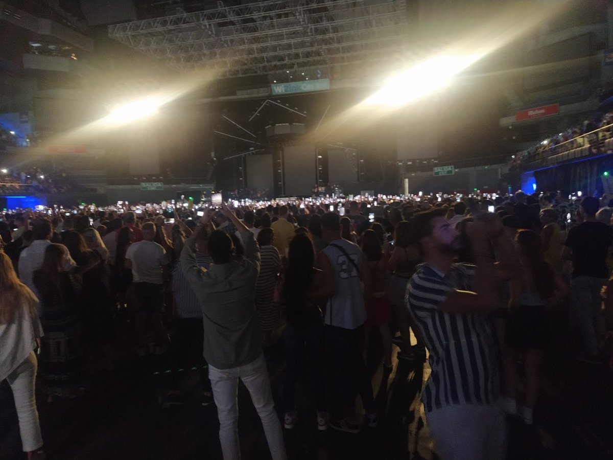 Ayer en el concierto de #RomeoSantos en Madrid, mi mente perversa seguía pensando en inversiones.

Hace 20 años, esta imagen era impensable.

Dentro de 20 años, igual nadie se acuerda de que los coches NO conducían solos.

#Tesla #TESLAAI