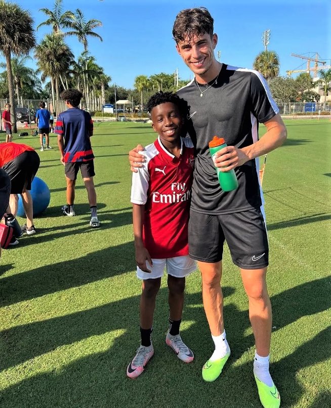 karthikadhaigal's tweet photo. Kai Havertz with an Arsenal fan in Miami 

(via @AFC_Capital ) https://t.co/5KMwG78ym7