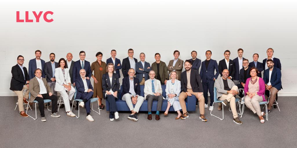 martindapache's tweet image. Innovación e IA, protagonistas de nuestra reunión de socios y directivos. Con el objetivo de seguir creciendo, durante 3 días han analizado la evolución del 1S y las claves que marcarán los próximos meses, con foco en nuestro #PELLYC23_25. 👏
#RS2023LLYC #RI2023LLYC