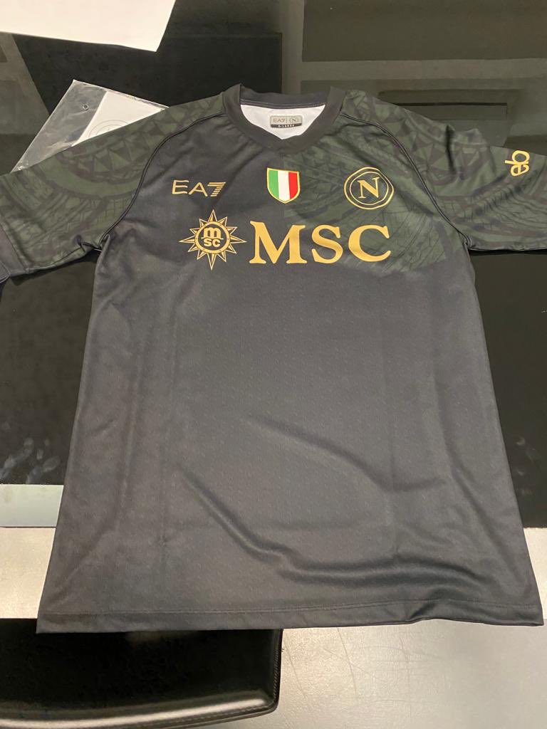 la Nuova Maglia del Napoli Svelata Prima del Lancio Ufficiale 