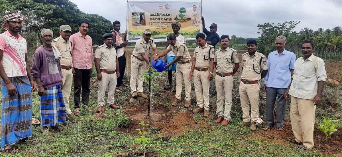 DCFHaveriDn's tweet photo. ದಿನಾಂಕ 06-07-2023 ರಂದು ಹಾವೇರಿ ವಿಭಾಗದ ವಿವಿಧ ವಲಯಗಳಲ್ಲಿ ವನಮಹೋತ್ಸವ ಕಾರ್ಯಕ್ರಮವನ್ನು ಆಚರಿಸಲಾಯಿತು. ಕಾರ್ಯಕ್ರಮದಲ್ಲಿಅರಣ್ಯ ಇಲಾಖೆ ಅಧಿಕಾರಿಗಳು, ಸಿಬ್ಬಂದಿಗಳು, ಸಾರ್ವಜನಿಕರು ಹಾಗೂ ಶಾಲಾ ಮಕ್ಕಳು  ಭಾಗವಹಿಸಿದ್ದರು.

#conservation #planting #vanamahotsava #KFD https://t.co/OOUd3oaDFO