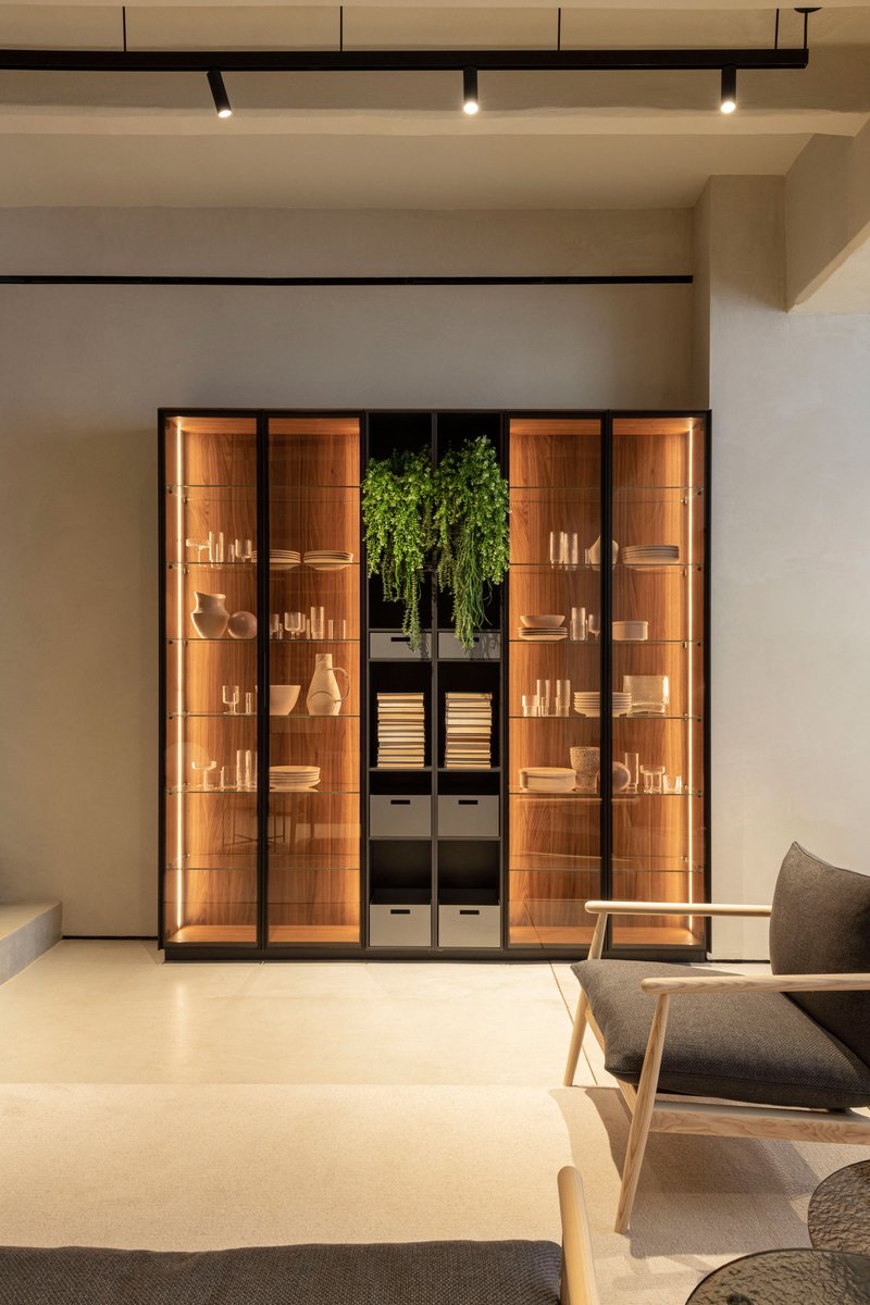 Euromobiluae's tweet photo. Teca system in the the living area version, with Michelangelo elm structure, dark brown frame and smoked glass. The led lighting creates a warm and elegant atmosphere.

#kitchendesign #luxurykitchens #kitchenremodel #kitcheninteriors #italy #italiandesign #kitchen #kitchenidea https://t.co/gyOD9zXtfO