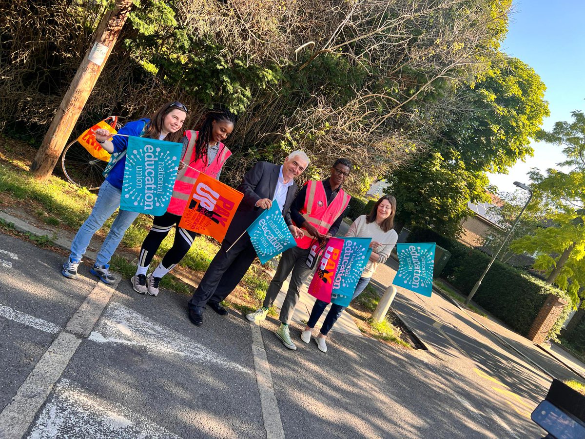 NEUMerton's tweet photo. #fairpay
#payup
#saveourschools
#neunion
#gilliankeeganshowSTRB
@cllr_alambritis ❤️
Another day, another NEU Merton picket line
@RutlishSchool https://t.co/riD72izRYm