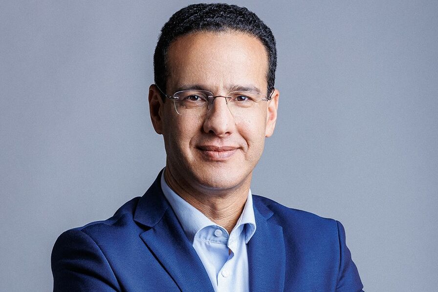 LUsineDigitale's tweet photo. Zakaria Moursli (La Banque Postale) : "L’application mobile représente plus de 30% de nos ventes en ligne" #LaPoste #Banque  https://t.co/QvAKEkre7P https://t.co/Seor1J4rgU