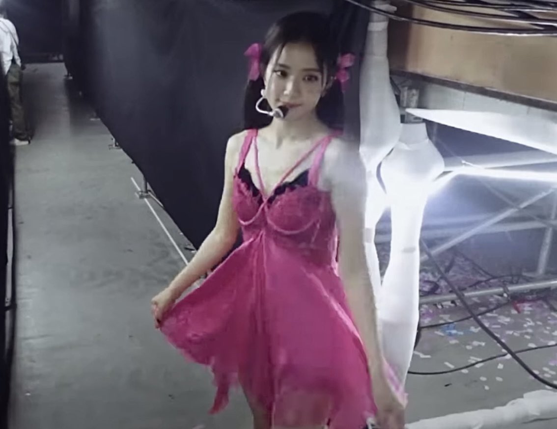 jisoosjpg's tweet photo. princess https://t.co/embFe7zbjK