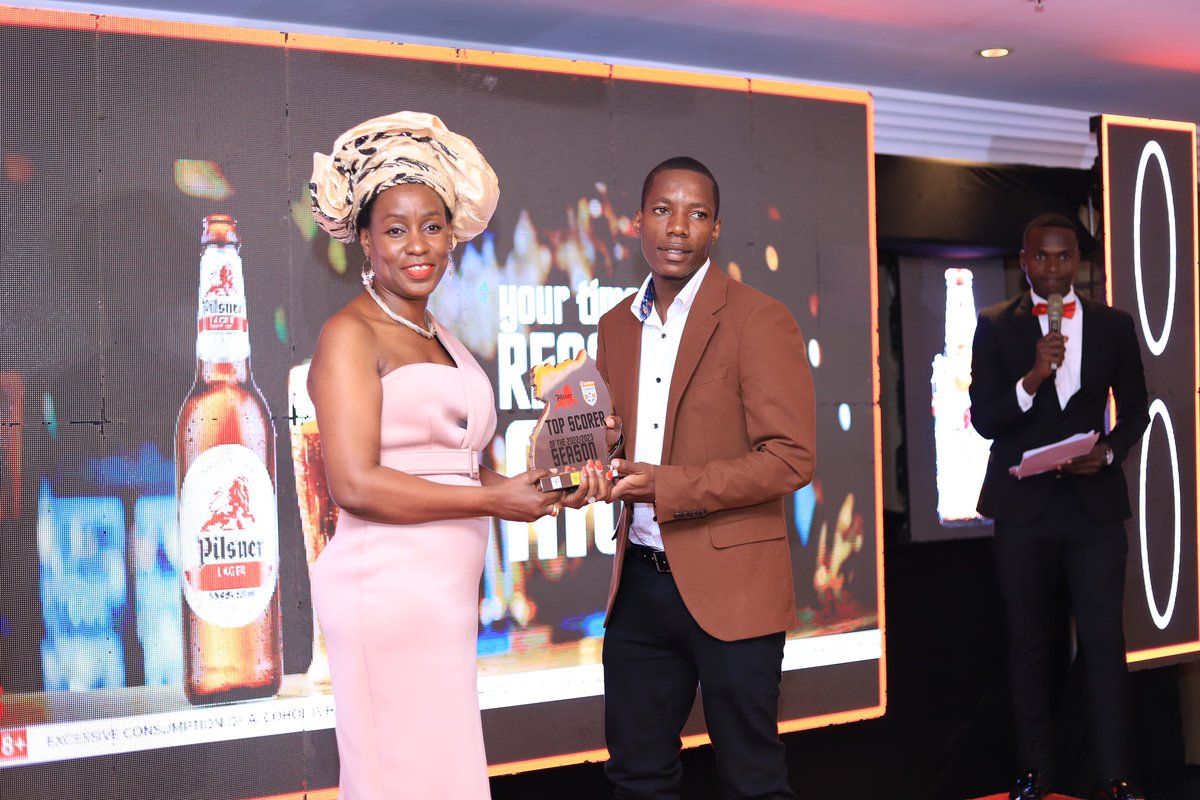 AllanKayiwa17's tweet photo. Except to be hated on for all or even fired because of your honesty.I dedicated this award to my family, friends,teammates &amp; all my fans wherever you are. This is 👇🏾for you #topscorer#besteleven#God🙏🏿 first #AK17🙏🏿❤️💪🏾🔥 https://t.co/Zp0dgyLyzI