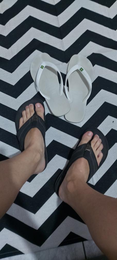 Pézão 42. Pra quem gosta e pra qm pediu tá Ae...😈 🦶🏻👣

Qual vcs preferem 
1- Havaianas? // 2- Kenner? 

#pes #pe #macho #atv #dotado #dot #pés #brasil #gay #gayboy #sp #ativo #novinho