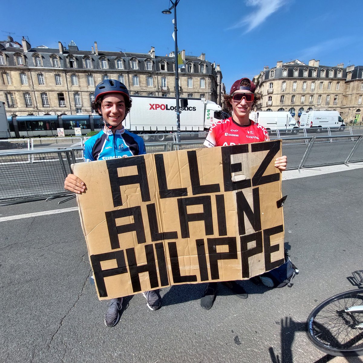 JCGaliacy's tweet photo. Les fans du magnifique "Alain Philippe" sont déjà en place à #Bordeaux. #TourDeFrance2023 @FFLose @SO_Bordeaux https://t.co/d15peIkuOe
