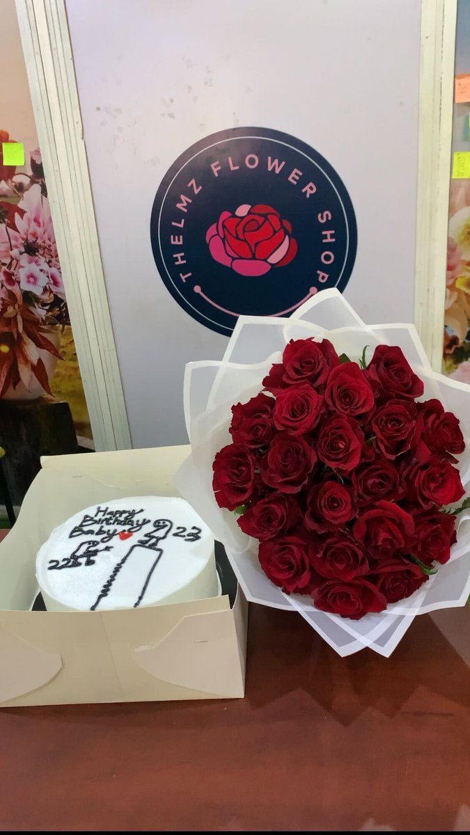 Thelmzflower's tweet photo. Couple of roses and cake for the birthday girl.
Not everytime a queen was born, sometimes send roses for the queen.
Click the link on our bio to order now for fast response and delivery.
#thelmzflowershop #rosesinlagos #lagosflorist #floristsoftwitter #floristsandflowers https://t.co/GwuwkeACZi
