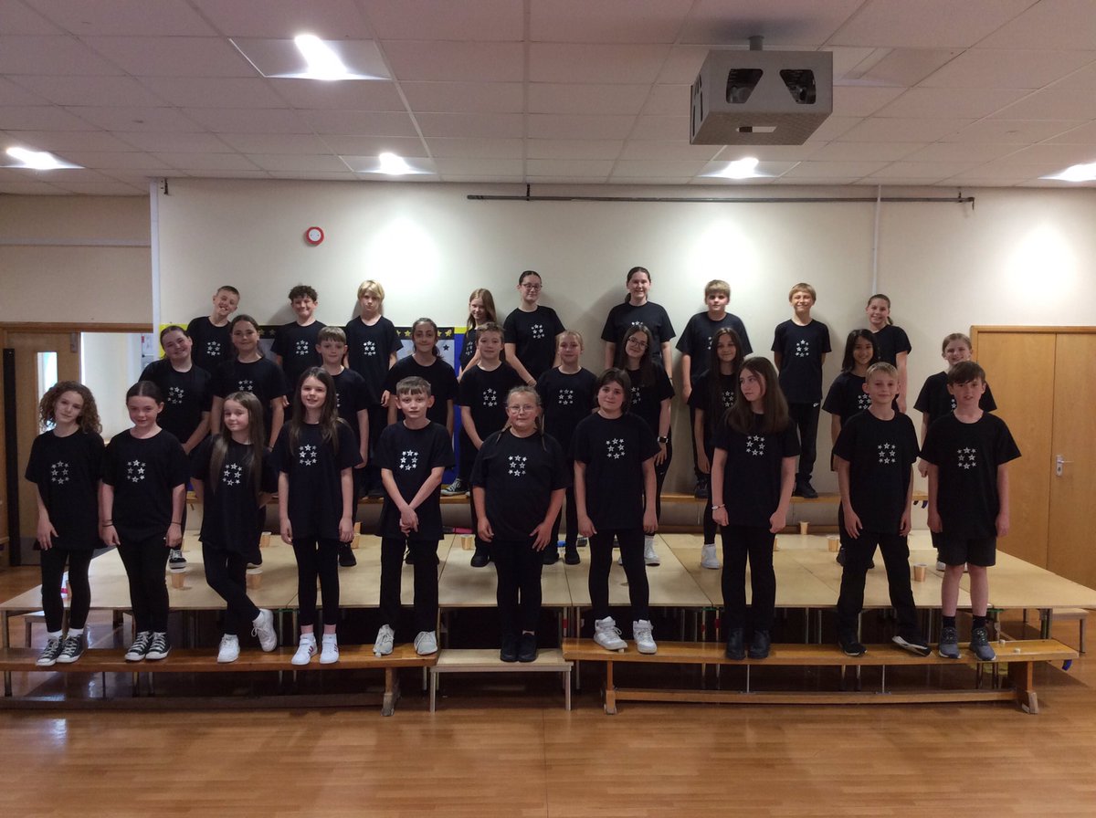 HendreforganPri's tweet photo. Excellent performance from Year 6 #year6leavers https://t.co/hkvRkFMiEG