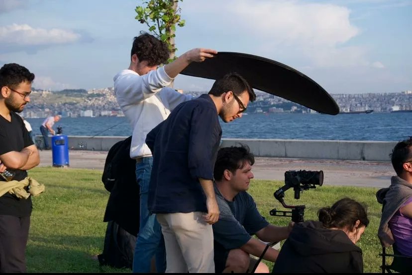 izmirsinema's tweet photo. İzmir Sinema Ofisi olarak İzmirli üniversitelilerin projelerine destek olmaktan dolayı mutluluk duyuyor ve "Yarın Devam Eder" filmine yolculuğunda başarılar diliyoruz. Yeni projelerde tekrar görüşmek üzere.✌🏻🎞️

@tuncsoyer
@izmirbld
@izmirvakfi

#çekimalanıizmir #kısametraj https://t.co/5E1FCsBNik