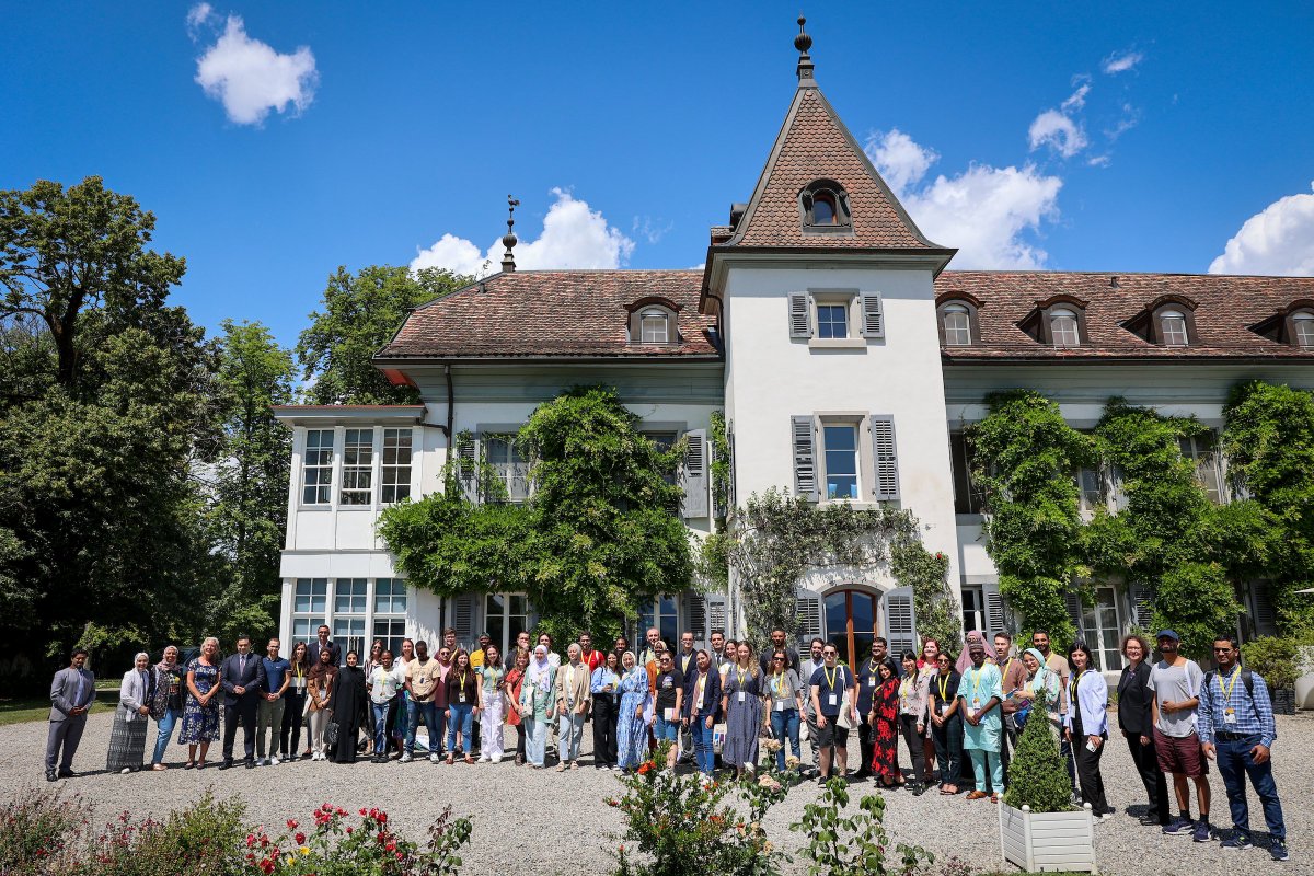 The Christians, Jews, and Muslims laughing and chatting together and learning about peace: Emerging Peacemakers Forum takes place in the #WCC Ecumenical Institute at Bossey: oikoumene.org/news/young-chr… <a href="/MuslimElders/">مجلس حكماء المسلمين - Muslim Council of Elders</a> <a href="/MuslimElders_en/">Muslim Council Of Elders</a> <a href="/emergingPMForum/">epeacemakersforum</a>  #emergingpeacemakersforum #EPF2