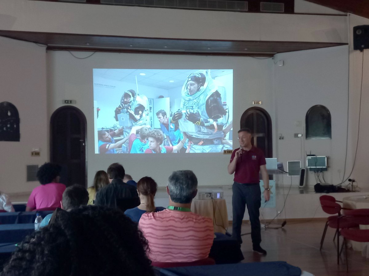 esia_eu's tweet photo. 📍More highlights from Day 4 of the @LfE_EUProject Summer School 2023: Virtual tour to the AOUDA Spacesuit Lab in Innsbruck - with analogue astronaut Gernot Groemer - @oewf
#ESIA2023 #learningfromtheextremes https://t.co/QVegR4DMYt
