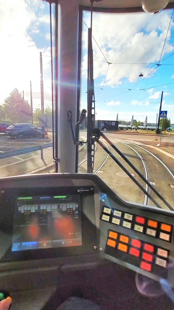 markomainio's tweet photo. Tehdäänpä pieni mielikuvaharjoitus yhdessä. Katso kuvaa hetken, ja sulje silmäsi. Kuvittele nyt olevasi raitiovaununkuljettaja, ja olet juuri päätepysäkiltä tekemässä lähtöä.
Kehosi valmistautuu, ja kätesi tarttuu ajokahvaan. #tram #tramdriver #helsinki https://t.co/4EmpCcTgjs