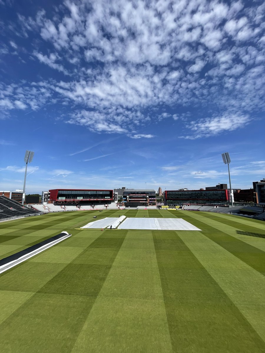 lancscricket's tweet image. Quarter-Final weather! 😎

How are we feeling this morning, Lancs fans? 

⚡️ #LightningStrikes