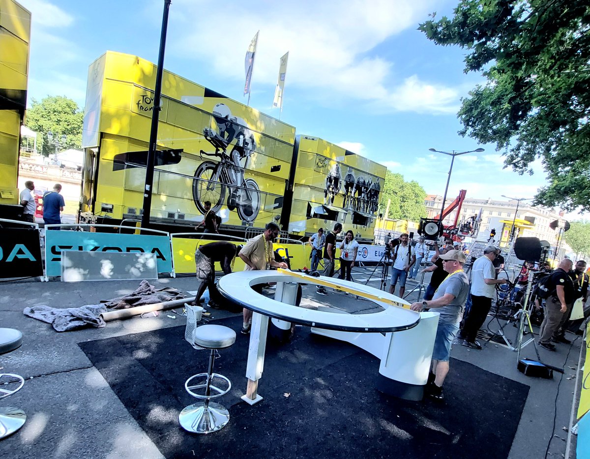 JCGaliacy's tweet photo. Le plateau de télévision s'installe à quelques dizaines de mètres de l'arrivée, sur les quais de #Bordeaux 
Le #TourDeFrance2023 se prépare doucement mais sûrement pour son retour dans la capitale girondine. @SO_Bordeaux https://t.co/UxtmXM0VPK