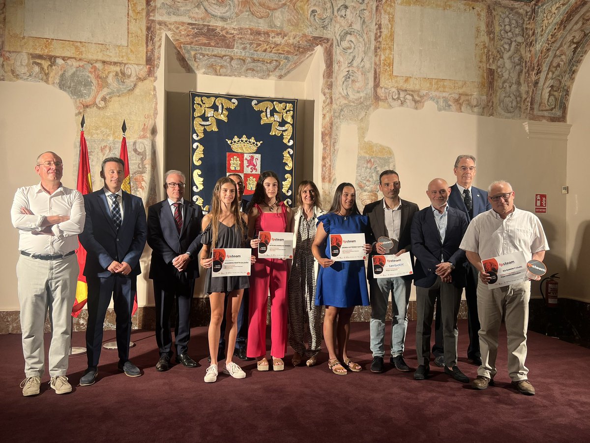 cam_valladolid's tweet photo. ¡Enhorabuena a todas las galardonadas en la entrega de Premios #FPSteam de @CABK_Dualiza @educacyl @FundacionEFCL y @AstiFoundation!

El presiente @victor_a_c_r entrega a Serbaric del Premio a la Mejor Empresa ¡Felicidades! 👏🏻 https://t.co/3hAUhHKIWc