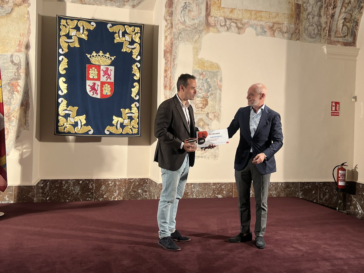 cam_valladolid's tweet photo. ¡Enhorabuena a todas las galardonadas en la entrega de Premios #FPSteam de @CABK_Dualiza @educacyl @FundacionEFCL y @AstiFoundation!

El presiente @victor_a_c_r entrega a Serbaric del Premio a la Mejor Empresa ¡Felicidades! 👏🏻 https://t.co/3hAUhHKIWc