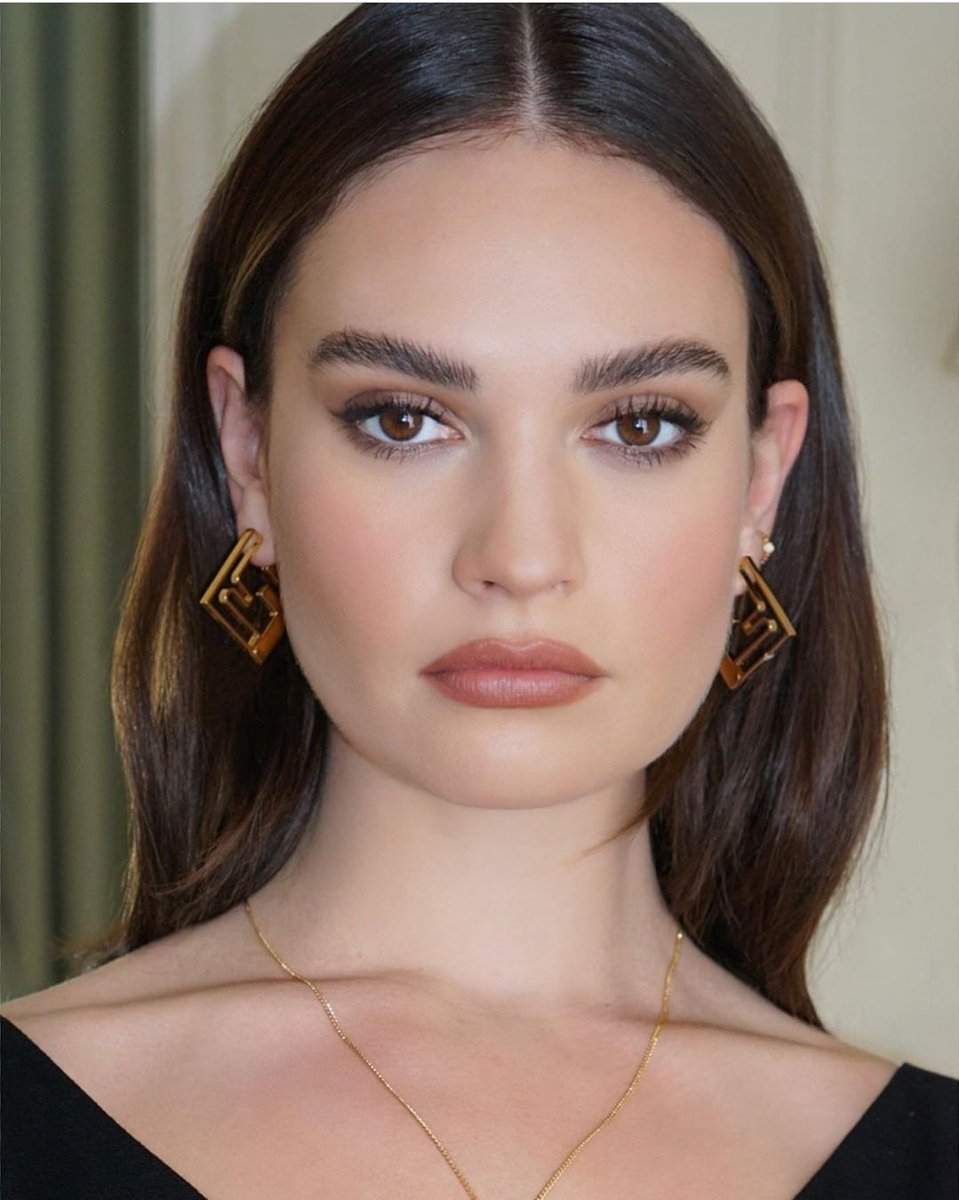 💄 Lily's glam for Fendi Couture show.
MU Valeria Ferrera 
Hair Hailey Brisker
Styling Rebecca Corbin Murray

📸 Via Valeria's Instagram
#ParisCoutureWeek #PFW 
#Fendi #LilyJames