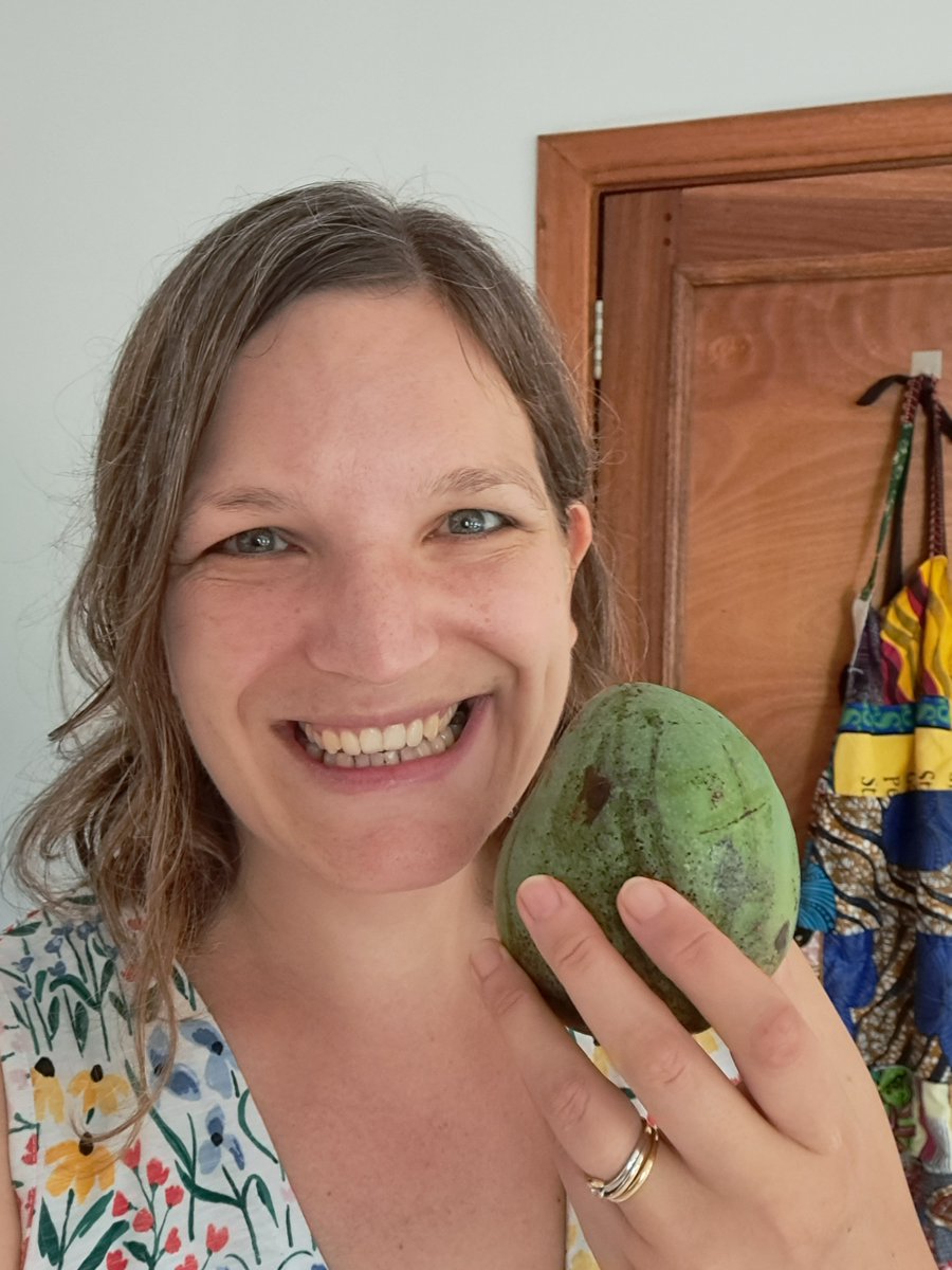 davebeckymaf's tweet photo. Fresh fruits and vegetables can be hard to come by here in Liberia, and expensive when you do find them. It makes us very thankful for treats like this - fresh mango from the tree of a neighbour. Delicious!
Becky https://t.co/oPDenrpxtO