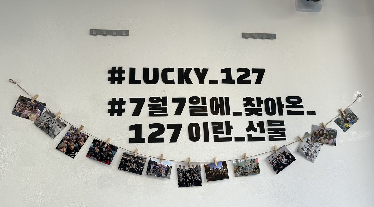 blaaaackie's tweet photo. 📍 니바뮤월드 1F
@7puddingdle 
#7월7일에_찾아온_127이란_선물
#LUCKY_127
너무 아기자기 이쁘게 꾸며져있었구 들어오자마자 벽면에 우리칠 어록?들이 붙여져있었는데 진짜 이뻤어유..🩵전 체리밤 시켰는데 음료이름들도 귀여웠어용🍒 럭드두 최애 맞춰서 주시구..넘 친절했어요!! https://t.co/NFRiMTKu3U