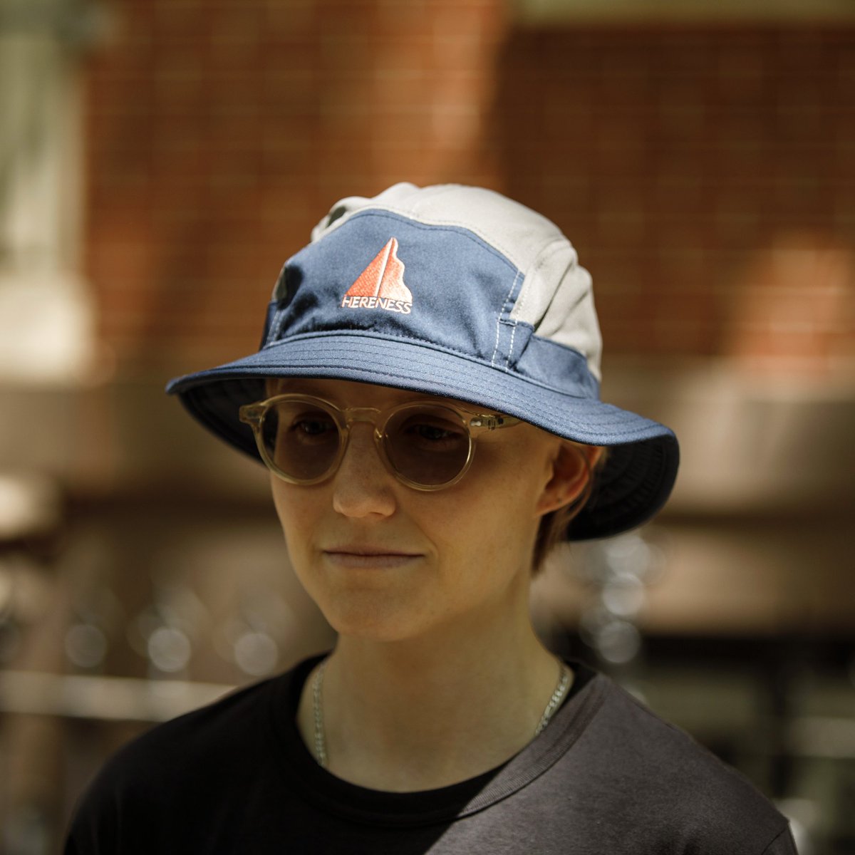 hereness_jp's tweet photo. 〈MODERATE HAT〉は、日差しをしっかり遮り、走っても邪魔にならない適度な幅のつばを備えたハット。
 ドローコードでサイズ調整が可能で、風で飛ばされることもありません。  Color：NAVY / GRAY、OLIVE GREEN Size：1サイズ(頭囲最大58cm) 
🔗 https://t.co/z6ou9zPAPI https://t.co/0BZ65713X1