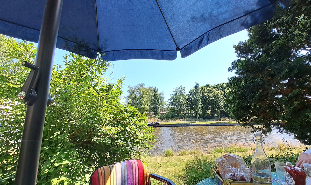 Breakfast on the banks of the Oude Rijn <a href="/Leiden/">Leksen</a> this morning.