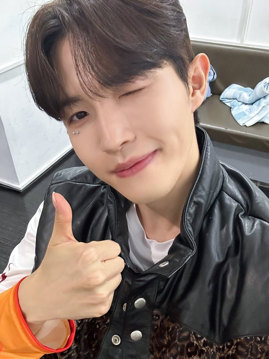 KJH_officialtwt's tweet photo. [#째니의발자국🐾]

#뮤직뱅크 김째니가 찢음..

우리 강아지가
무대를 자꾸 찢어요.. 💦
이래도 되는 건가요?

명창 강아지 팬이라 행복해요 💕 
무대 보면 매일이 개이득 👍

#김재환 #KIMJAEHWAN 
#JAM #개이득 https://t.co/faZXgHCmcD