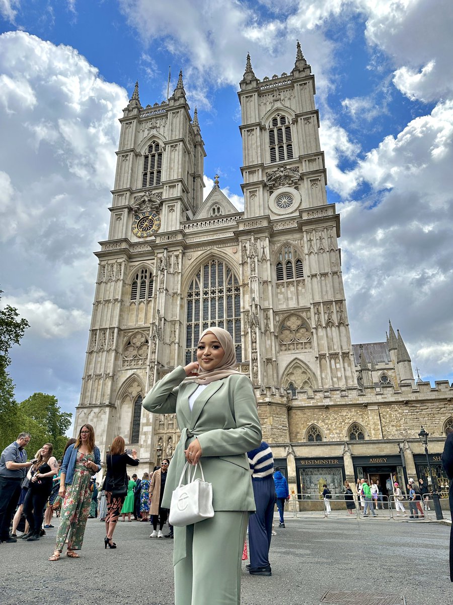 __fbegum's tweet photo. Honoured to be 1 of the 5 people from my trust to be invited to the NHS 75th anniversary service held at Westminister Abbey. Celebrating with 1,500 NHS staff from accross the country was a lovely experience and I am grateful to be a part of such an amazing organisation
#NHS75 💙 https://t.co/8kAWMLOkWw