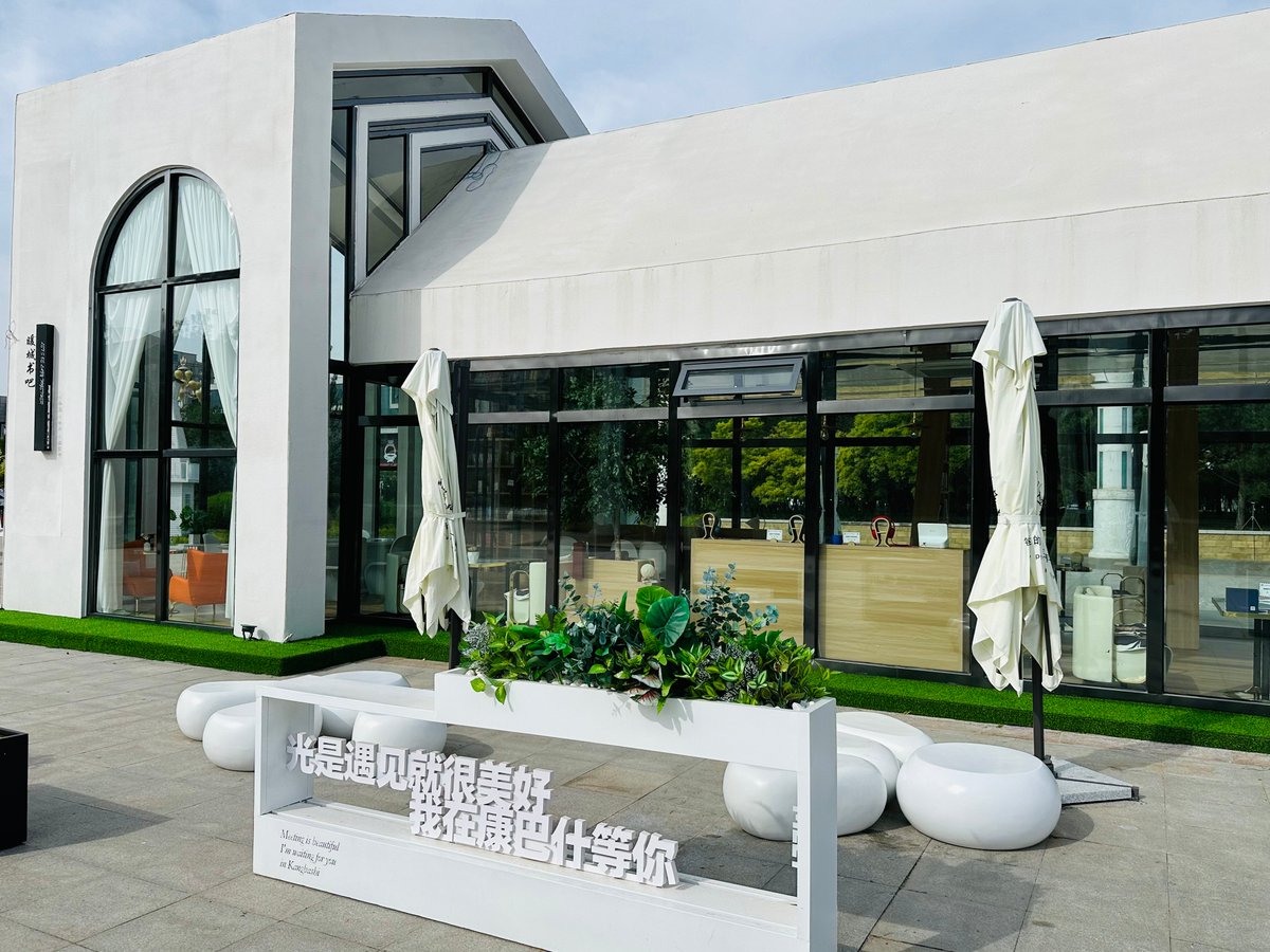 OrdosChina's tweet photo. 👉Why not have a visit to Kangbashi's newly emerging hot spot Kangbashi Smart Bookstore? With a 100-square-meter space and an artistic design, it offers readers an extraordinary reading experience. Join us now! #ThisIsKangbashi #VisitOrdos https://t.co/dk8ZH2IKB7