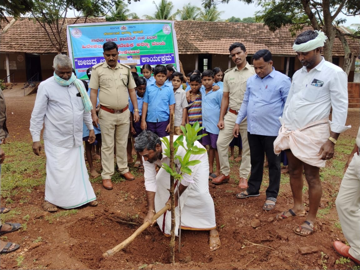 DCFHaveriDn's tweet photo. ದಿ:07-07-2023 ರಂದು ಹಿರೇಕೆರೂರು ವಲಯದ ಗುಡ್ಡದಮಾದಾಪೂರ ಗ್ರಾಮದ ಶಾಲಾ ಆವರಣದಲ್ಲಿ ವನಮಹೋತ್ಸವ &amp; ಬೀಜಬಿತ್ತೊತ್ಸವ ಕಾರ್ಯಕ್ರಮವನ್ನು ಆಚರಿಸಲಾಯಿತು. ಕಾರ್ಯಕ್ರಮದಲ್ಲಿ  ಇಲಾಖೆ ಅಧಿಕಾರಿಗಳು, ಸಿಬ್ಬಂದಿಗಳು, ಸಾರ್ವಜನಿಕರು, ಶಾಲಾಶಿಕ್ಷಕ ವರ್ಗ, ಎಸ್.ಡಿ.ಎಮ್.ಸಿ ಸದಸ್ಯರು, ವಿ.ಎಫ್.ಸಿ ಸದಸ್ಯರು ಹಾಗೂ ಶಾಲಾ ಮಕ್ಕಳು  ಭಾಗವಹಿಸಿದ್ದರು.#KFD https://t.co/6OYaAgPcBt