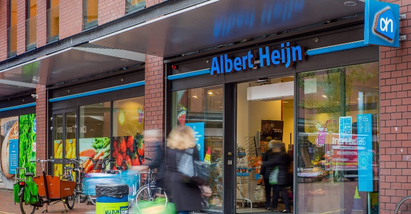 rookvrijegen's tweet photo. 🎉Goed nieuws: @albertheijn stopt per 1 januari 2024 met de verkoop van tabak! Albert Heijn neemt haar verantwoordelijkheid door een half jaar eerder tabak uit de winkels te halen. Mooi, want zo komen kinderen minder in de verleiding om te gaan roken. #rookvrijegeneratie