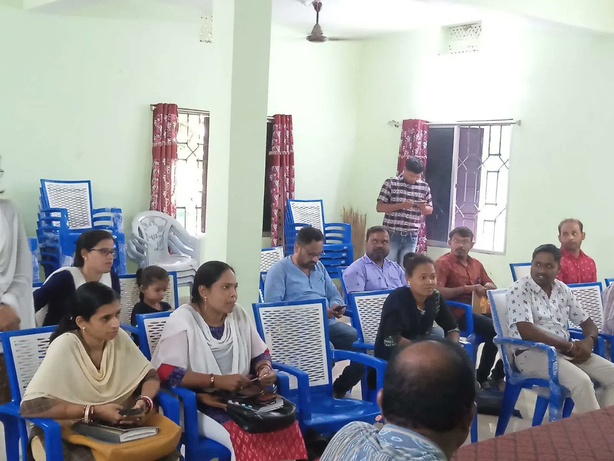 NiranjanBishi23's tweet photo. Visited the Farmers Information and Advisory Centre, Patnagarh, Odisha.
#Patnagarh #Bolangir #NiranjanBishi #TribalLeader #BJD #Odisha #PublicLeader #Leader #BijuJantaDal #MemberOfParliament #RajyaSabha #MP #MPRajyaSabha #Bishi #OdishaLeader #PublicWorker https://t.co/iN2ROFPm5s