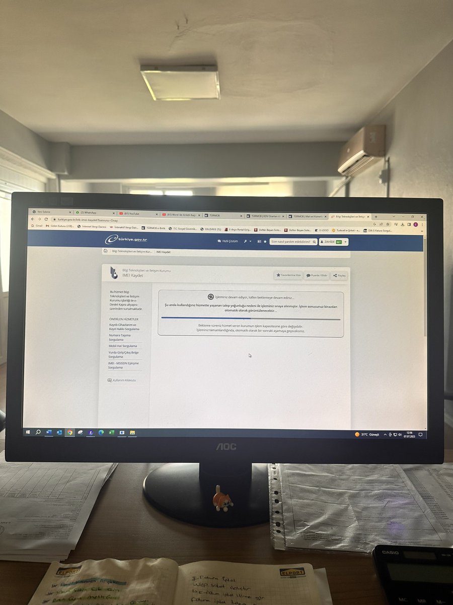 Bilgisayarın başında çaresiz bekliyorum