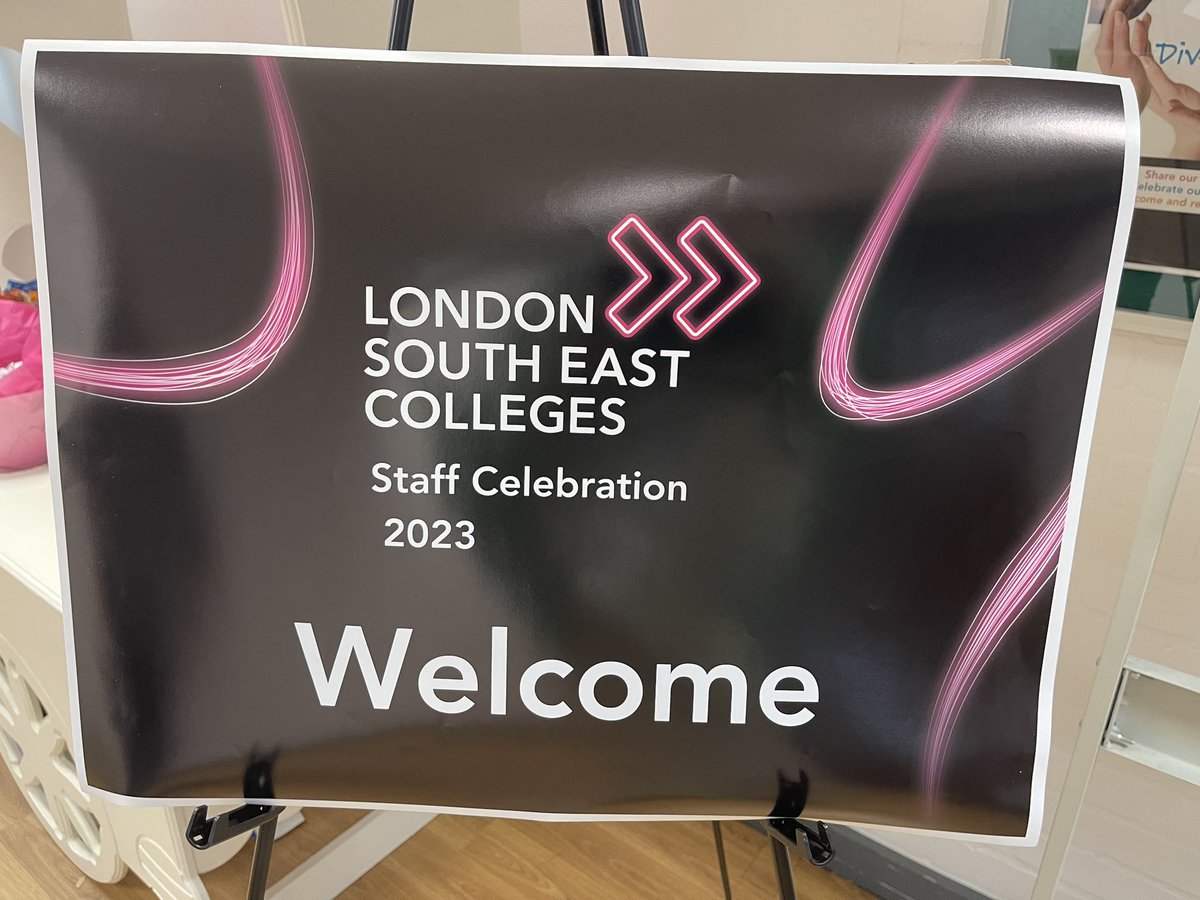 samparrett1's tweet photo. Annual tweet alert - my start of Staff Awards Selfie with #teamLSEC @LSEColleges 👇 https://t.co/05bvkQHmOx