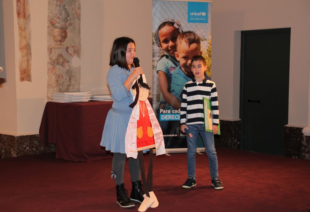 UNICEF_EDU's tweet photo. Actualmente, existen 186 #centrosrefentes en educación en derechos de infancia, donde estudian cerca de 100.000 niñas, niños y adolescentes. Como dice Marcos, alumno del @CeipMelquiades "Ser centro referente es como sacar un 10 en matemáticas". https://t.co/3M9pkRzIes