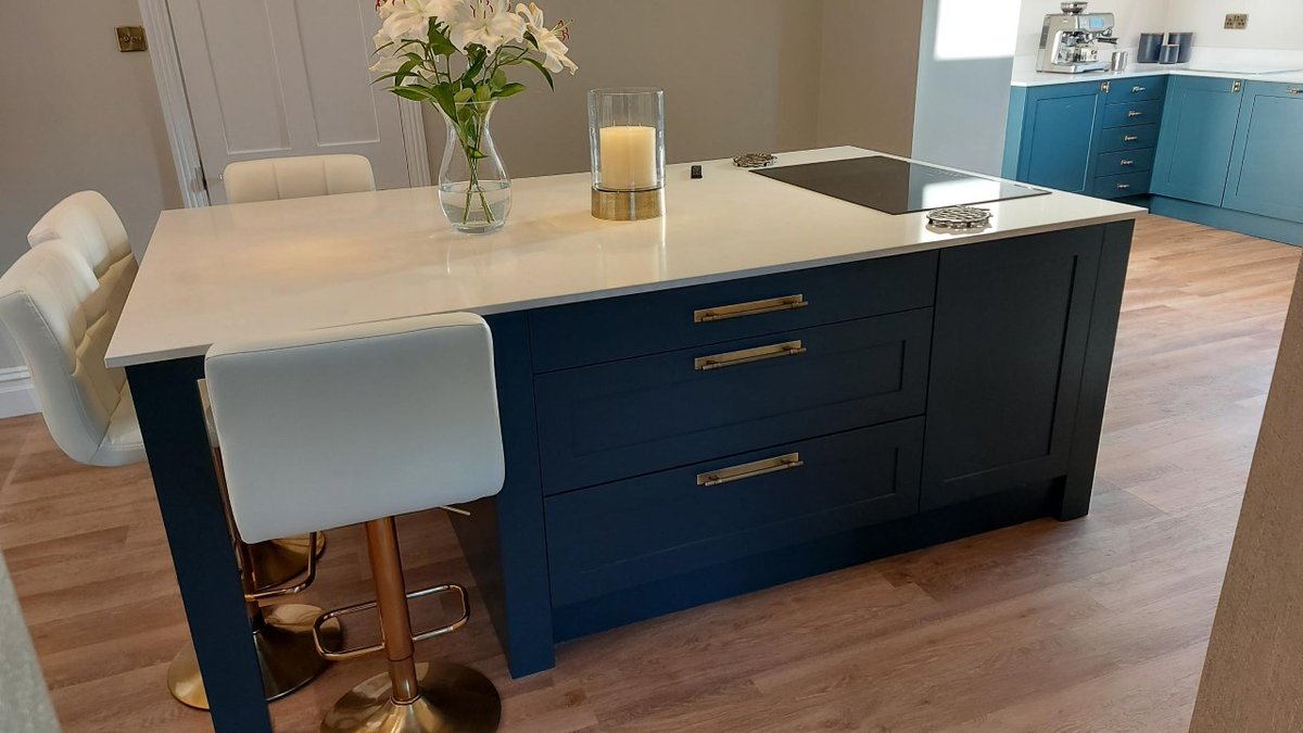 UnitsOnline's tweet photo. A contemporary shaker kitchen.

This is the Second Nature Hunton. The colours are hartforth blue and porcelain.  Both colours are available from stock. 

See the full range of Second Nature kitchens on our website.

#shaker #modern #contemporary #kitchen #unitsonline https://t.co/EmIYfbjsVh