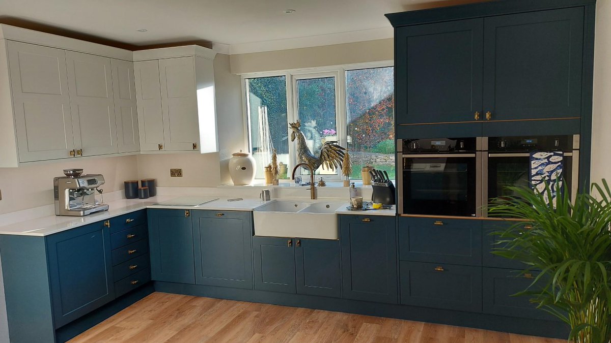 UnitsOnline's tweet photo. A contemporary shaker kitchen.

This is the Second Nature Hunton. The colours are hartforth blue and porcelain.  Both colours are available from stock. 

See the full range of Second Nature kitchens on our website.

#shaker #modern #contemporary #kitchen #unitsonline https://t.co/EmIYfbjsVh
