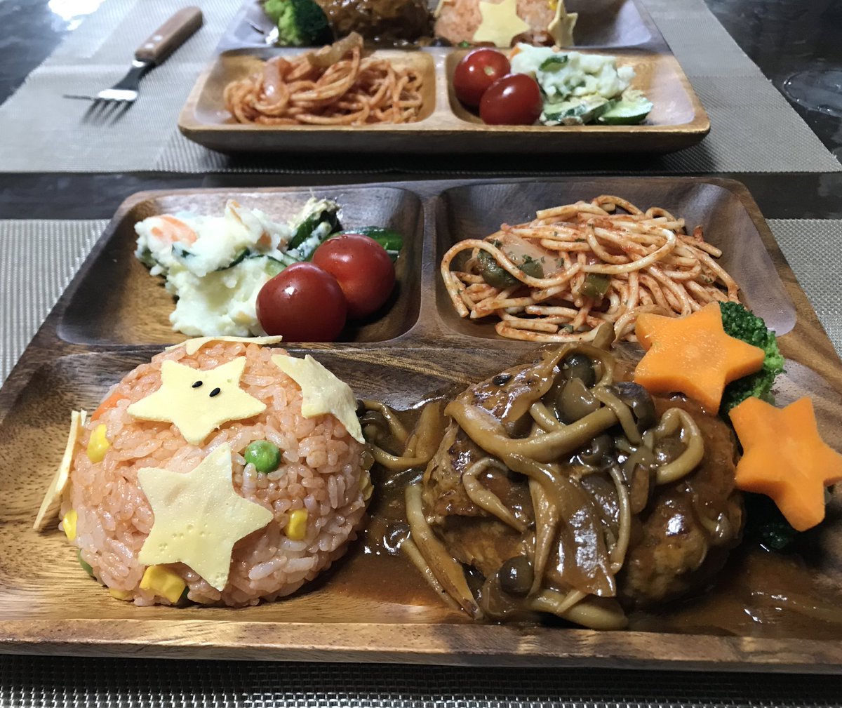 mayumin_mercari's tweet photo. 2年前の金曜日『明日は休み！』と週末の2連休にテンション上がってた。

あれから1日2〜5時間、メルカリ物販に全集中。今では半自動化に成功！少ない日は1日10分程度の作業で完結。

37歳、フルタイム社畜の限界シングルマザーの私も、今では週3勤務になった。
本業の安定と副業の自由さの良いとこどり。結構気に入ってるこの生活。

1年に1度の七夕メニュー。
ゆっくり晩御飯をつくり、ゆっくり子ども過ごせるなんて夢のよう。

正しい行動をとる事で道は開ける。
正しい行動が分からない人は簡単。
まずは自分の目標を達成している人のマネをすること。

固ツイをどんどんパクって。

#ad