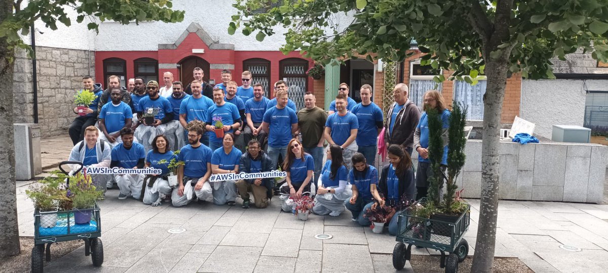 TallaghtComCo's tweet image. Thanks to #AWSinCommunities volunteers who helped paint the village lamposts black, install more new onstreet planters and built a second green bin store in #Tallaght village this week 🫶🏻 @TidyTownsIre 
#GreenOurVillage #FeedTheBees