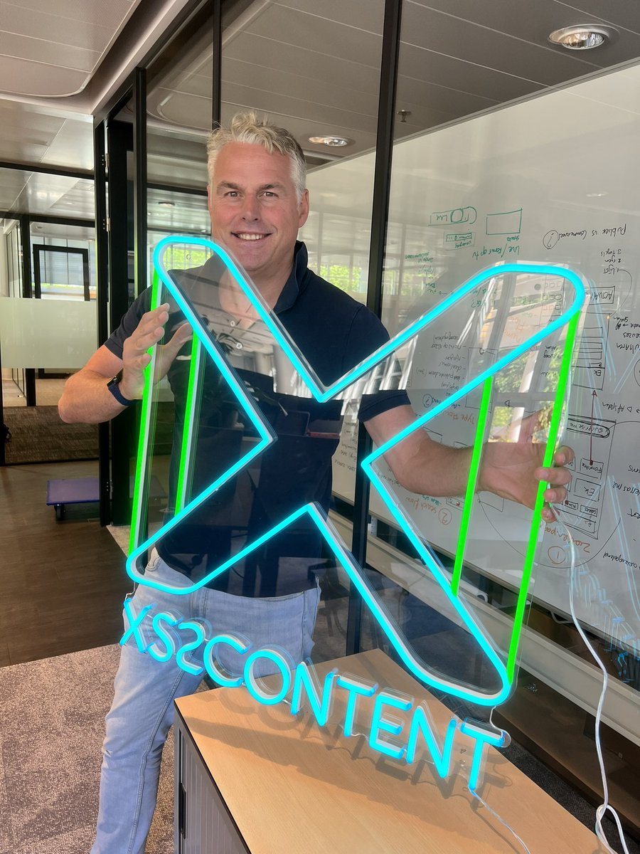 RichardOtto's tweet photo. Verbouwing kantoor; dan ook maar direct een nieuw neonlogo #xs2content https://t.co/bBqrAHxWud