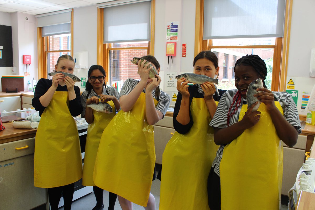 StephMKnight's tweet photo. Fantastic fish preparation by Year 10 this week 🐟 They filleted either a sea bream, rainbow trout or sea bass. Just look at the wonderful plates they served 👏🏼 https://t.co/nWHCZC25kl