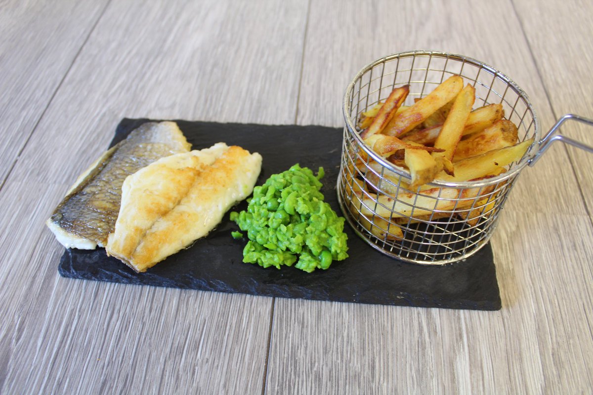 StephMKnight's tweet photo. Fantastic fish preparation by Year 10 this week 🐟 They filleted either a sea bream, rainbow trout or sea bass. Just look at the wonderful plates they served 👏🏼 https://t.co/nWHCZC25kl
