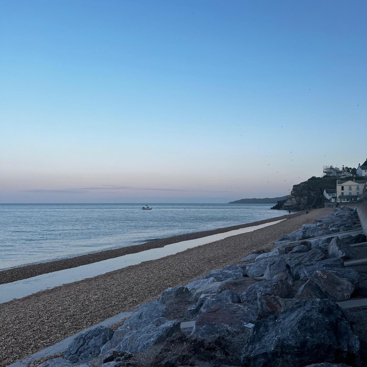 StartBayInn's tweet photo. #Balmy #summer nights are pure joy and when the #sea leaves a #stream it makes for a very interesting #evening 🥰⁣
⁣
It’s due to the #springtides and last August there was whitebait swimming in it 🌊⁣
⁣
#SlaptonSands #StartPointLighthouse https://t.co/Wyi8mLu5b9