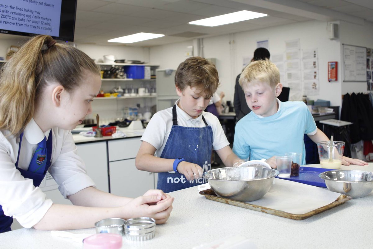 bowlandhigh's tweet photo. @bowlandhigh #bowlandyear5 #bowlandlearning @PendlePrimary 
Y5 Pupils from Pendle Primary were learning about health and safety in the kitchen and were making scones using the rubbing in method.  The pupils were a pleasure to have in school.
Mrs Croft https://t.co/b4O83zirmK