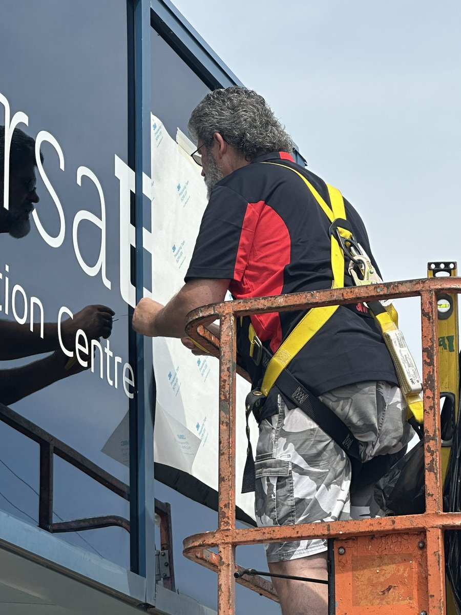 INPSGraphics's tweet photo. Vinyl Graphics on a tempered window. We use 3M Graphic Film. Our installers have great attention to detail. #windowfilm #windowgraphics #windowfilmapplication #inps #versabank #corporatebranding https://t.co/qWVnaxLG7t