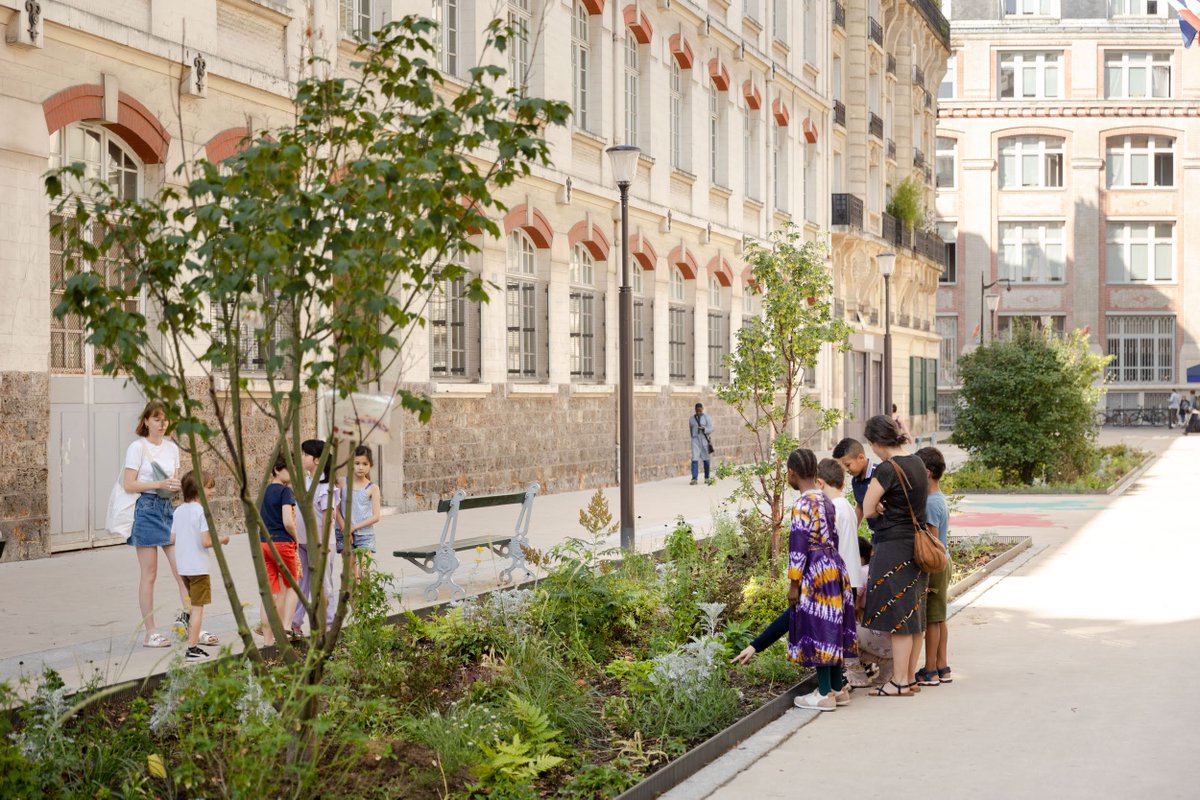 Paris's tweet photo. 126 rues aux écoles ont été créées à Paris depuis l'été 2020 et il en existe 180 aujourd'hui.

➡ Objectifs : sécuriser le chemin maison-école pour les enfants et lutter contre la pollution. https://t.co/uFxA0Hq3yd