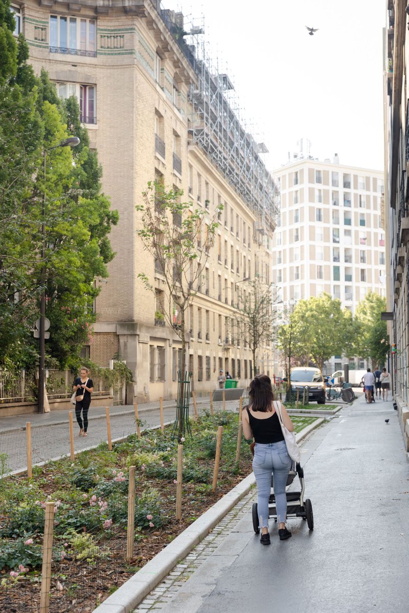 Paris's tweet photo. 126 rues aux écoles ont été créées à Paris depuis l'été 2020 et il en existe 180 aujourd'hui.

➡ Objectifs : sécuriser le chemin maison-école pour les enfants et lutter contre la pollution. https://t.co/uFxA0Hq3yd