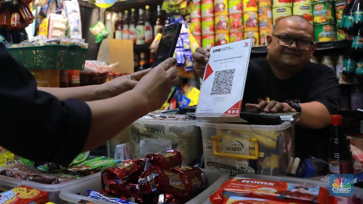 TMIHARINI's tweet photo. Sekarang kemana-mana tak perlu bawa uang ya (Cashless)

Beli bubur bisa pakai QRIS
Beli kopi di starling bisa pakai QRIS
Beli aplikasi premium di Twitter juga bisa pakai QRIS.

Eh sekarang ada biaya 0.3%? 
Dibebankan ke pedagang? https://t.co/LaL7RSic76