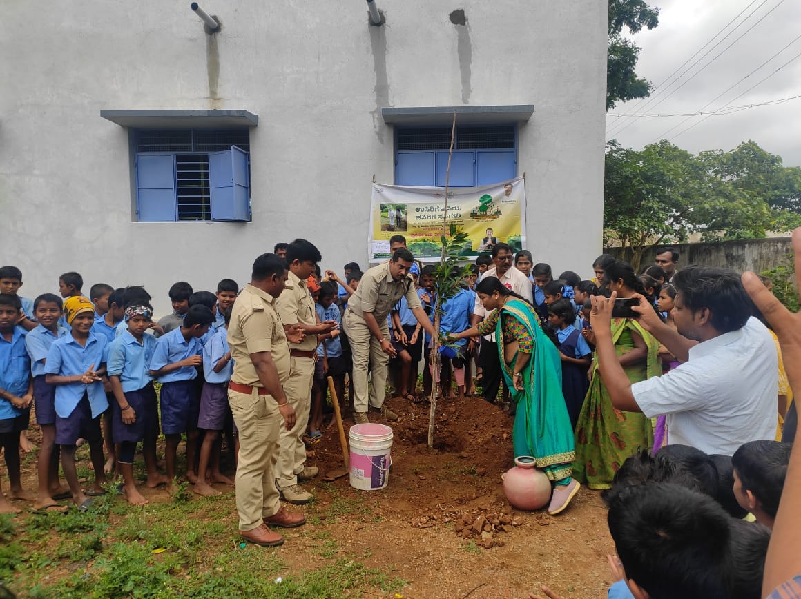 DCFHaveriDn's tweet photo. ಹಾವೇರಿ ಉಪವಿಭಾಗದ ಬ್ಯಾಡಗಿ ಹಾಗೂ ರಾಣೇಬೆನ್ನೂರು ವಲಯ ವ್ಯಾಪ್ತಿಯ ಬಿಸಲಹಳ್ಳಿ ಗ್ರಾಮದ ಪ.ಪೂ ಕಾಲೇಜು ಹಾಗೂ ಕರೂರು ಗ್ರಾಮದ ಮಾಡೆಲ್ ಶಾಲೆ  ಆವರಣಗಳಲ್ಲಿ ವನಮಹೋತ್ಸವ ಕಾರ್ಯಕ್ರಮವನ್ನು ಆಚರಿಸಲಾಯಿತು. ಕಾರ್ಯಕ್ರಮದಲ್ಲಿ ಶಾಲಾ ಮಕ್ಕಳು, ಅರಣ್ಯ ಇಲಾಖೆ ಅಧಿಕಾರಿಗಳು, ಸಿಬ್ಬಂದಿಗಳು, ಸಾರ್ವಜನಿಕರು, ಶಾಲಾ ಶಿಕ್ಷಕರು ಭಾಗವಹಿಸಿದ್ದರು. #KFD https://t.co/43ZvuhfdZr